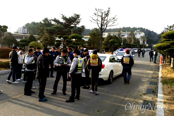 한국지엠 창원공장 사내하청업체는 24일 창원기계공고에서 신규 인력 채용을 위한 면접을 벌였다. 한 관계자의 음주운전 신고로 경찰이 출동하는 상황이 벌어졌다.