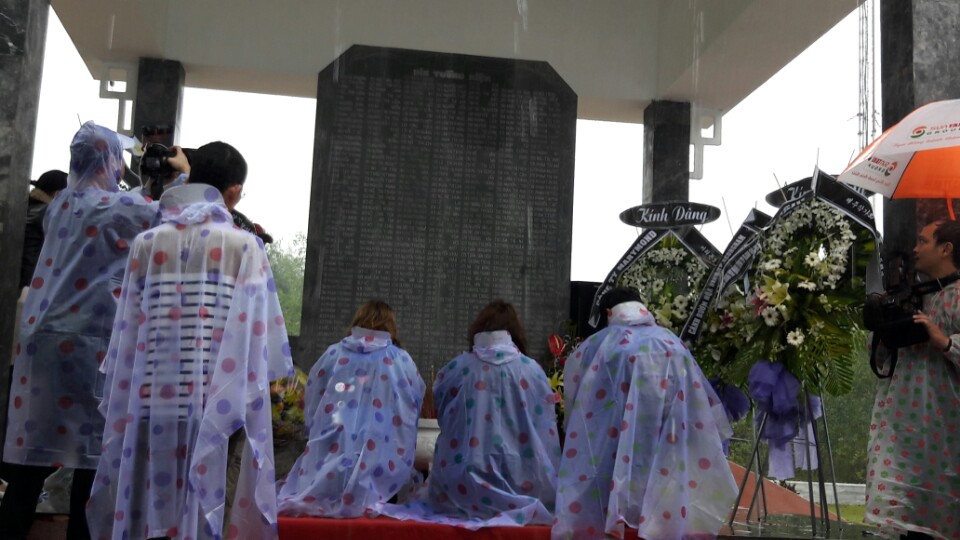 한국군 증오비에 한국인 참배 행렬.