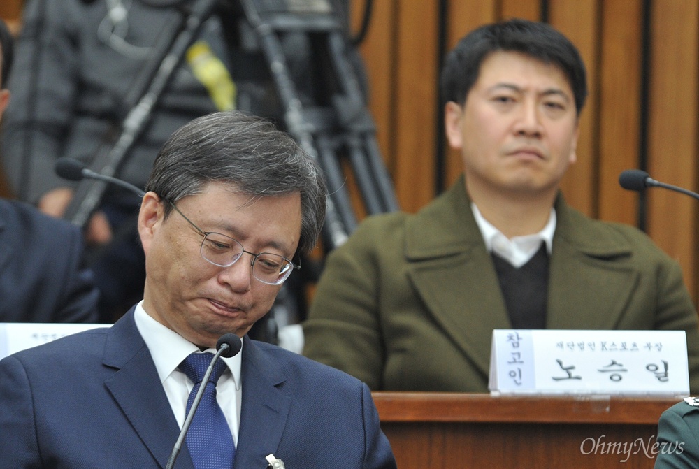  우병우 전 청와대 민정수석(왼쪽)이 22일 서울 여의도 국회에서 열린 '박근혜 정부의 최순실 등 민간인에 의한 국정농단 의혹사건 진상규명을 위한 국정조사특별위원회' 5차 청문회에 참고인으로 출석한 노승일 K스포츠재단 부장의 답변을 듣고 있다.