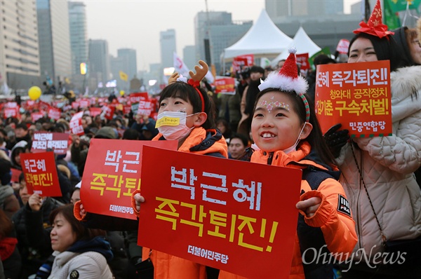 최고의 성탄 선물은 '퇴진' 광화문광장에서 열린 '물러나쇼'에서 어린이들이 '박근혜 퇴진' 손피켓을 들고 있다.