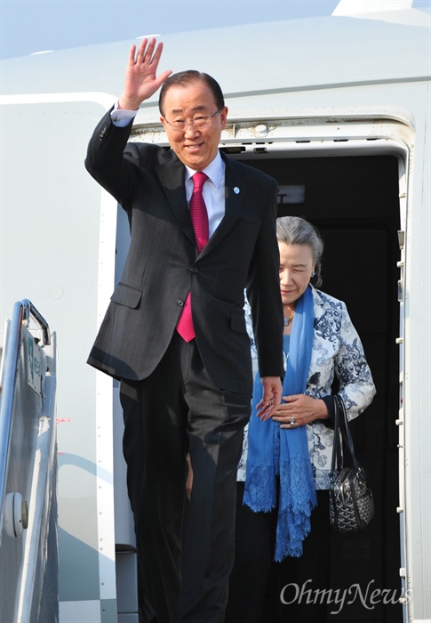 반기문 유엔 사무총장이 25일 오후 제주공항을 통해 입국하고 있다. 지난해 5월 이후 약 1년 만에 방한한 반 총장은 이날 제주포럼 환영 만찬에 참석할 예정이다.