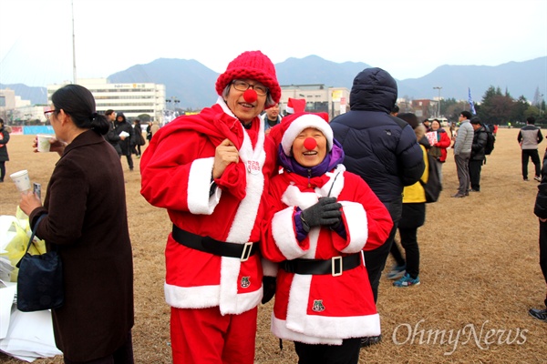  24일 오후 창원광장에서 열린 '박근혜퇴진 9차 경남시국대회'에서 고승하 작곡가 부부가 산타 복장을 하고 참석했다.