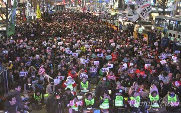 제8차 부산시국대회가 24일 저녁 서면 중앙대로에서 열렸다. 크리스마스이브에 열린 이날 집회에는 7만 명(집회측 추산·경찰 추산 6천명)의 시민이 함께 했다. 