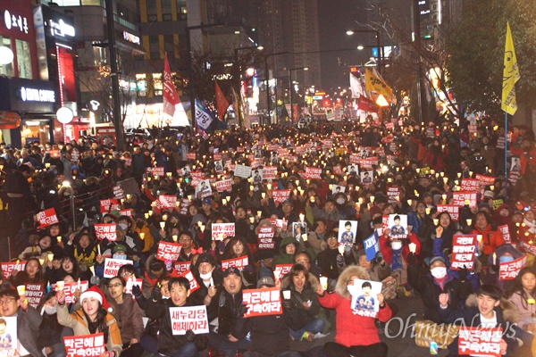 24일 오후 대구에서 열린 시국대회에는 3000여 명의 시민들이 모여 박근혜 대통령의 퇴진과 새누리당 해체 등을 외쳤다.