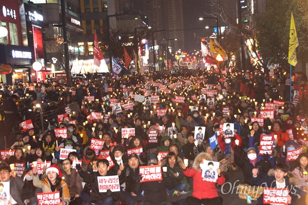  24일 오후 대구에서 열린 시국대회에는 3000여 명의 시민들이 모여 박근혜 대통령의 퇴진과 새누리당 해체 등을 외쳤다.