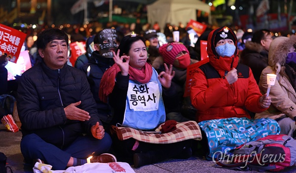  자원봉사에 나선 통역사들이 24일 오후 서울 종로구 광화문광장에서 열린 '끝까지 간다! 박근혜 즉각 퇴진·조기 탄핵·적폐 청산-9차 촛불집회'에서 수화 통역을 하고 있다.