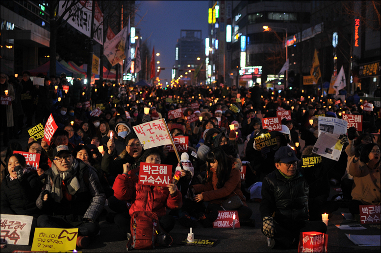 박근혜 퇴진 대전운동본부는 24일 저녁 둔산동 타임월드 앞에서 3천여 명의 시민들이 참석한 가운데 ‘성탄특집 퇴진촛불집회’로 6차 시국대회를 개최했다.