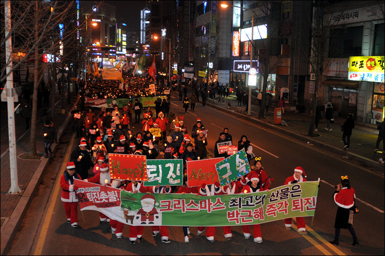 촛불산타들은 ‘크리스마스 최고의 선물은 박근혜 즉각 퇴진’, ‘Happy 퇴진’, ‘Merry 구속’ 등의 구호가 적힌 현수막과 피켓을 들고 거리행진에 참여하기도 했다.