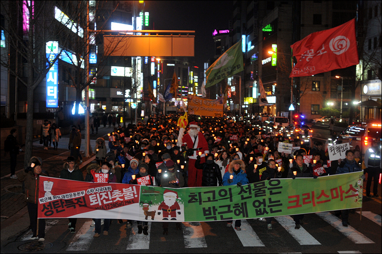 ‘최고의 선물은 박근혜 없는 크리스마스’라고 적힌 현수막을 들고 거리행진을 진행했다.