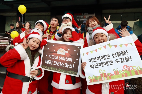 [오마이포토] 청년산타 대작전 "어린이에게 선물을, 박근혜에게 수갑을" 