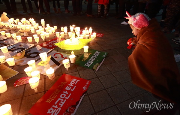 24일 오후 광화문광장에서 열린 ‘박근혜정권 즉각퇴진 9차 범국민행동’에 참석했던 시민들이 박근혜 탄핵과 세월호참사 희생자들을 추모하며 촛불을 모아두고 있다.