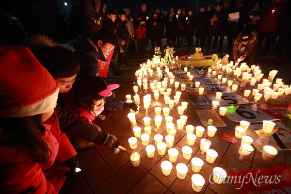 지난 24일 오후 광화문광장에서 열린 ‘박근혜정권 즉각퇴진 9차 범국민행동’에 참석했던 시민들이 박근혜 탄핵과 세월호참사 희생자들을 추모하며 촛불을 모아두고 있다.