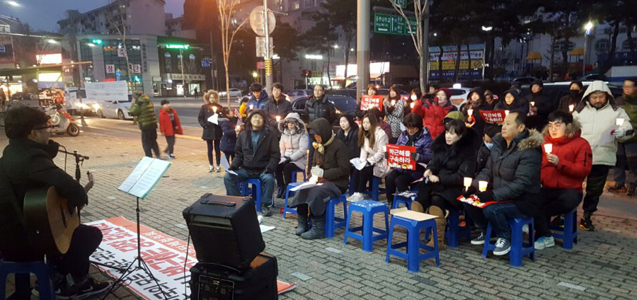  류인호씨의 기타연주에 참석자들이 함께하고 있다.