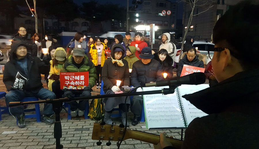  류인호씨의 기타연주에 참석자들이 함께하고 있다.