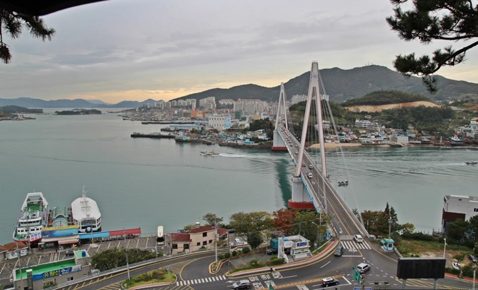  여수 돌산공원에서 바라본 돌산대교와 여수바다의 아름다운 풍경이다.
