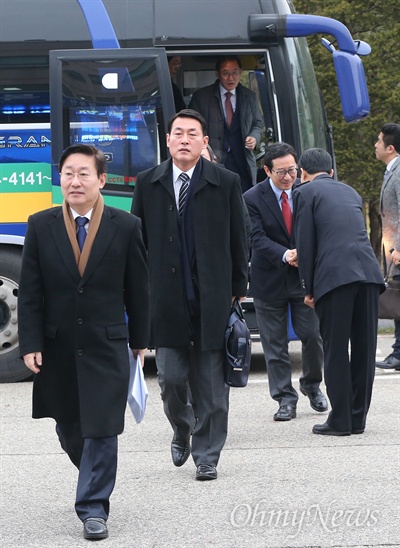 국조특위 서울구치소 도착 박근혜 정부의 최순실 등 민간인에 의한 국정농단 의혹사건 진상규명을 위한 국정조사특별위원회 위원들이 26일 오전 경기 의왕시 서울구치소에서 최순실, 정호성, 안종범에 대한 현장 청문회를 하기위해 도착하고 있다.