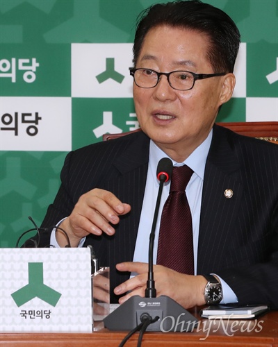 국민의당 박지원 원내대표가 26일 오전 국회에서 기자간담회를 하고 있다. 