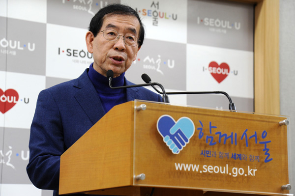박원순 서울시장이 지난해 12월 서울시청 기자실에서 2017년도 서울시 청년보장사업 계획에 대해 설명하고 있다.