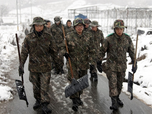 지난해 11월 육군35사단 장병들이 전북 임실군 임실읍 치즈마을에서 농가에 쌓인 눈을 치우는 모습. 