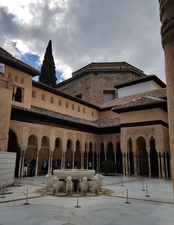 사자의 중정(Patio de los Leones) 중앙 분수대를 12마리의 돌사자가 떠받치고 있어 사자의 정원이라 불린다. 아리야네스 중정과 함께 이슬람 정원의 백미로 평가되는 곳이다. 이슬람 건축에서는 우상 숭배를 금지하기 때문에 동물을 새긴 사자상을 놓을 수 없었지만, 이곳은 술탄과 후궁들만 있는 곳이어서 사자상이 놓이게 되었다고 전한다. 현존하는 세계 유일의 이슬람식 정원인 사자의 중정을 둘러싼 사면은 124개의 가느다란 대리석 기둥이 떠받친 건물로 에워싸여 있다. 대리석 기둥은 종려나무를 상징 한다.