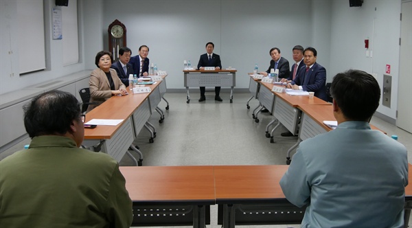 박범계 더불어민주당 국정조사 청문회 간사를 비롯한 청문회 의원들이 26일 오후 서울 구로구 남부구치소에서 열린 '박근혜 정부의 최순실 등 민간인에 의한 국정농단 의혹사건 진상규명을 위한 국정조사특별위원회 현장 청문회'에서 안종범, 정호성 증인과 면담을 하고 있다.