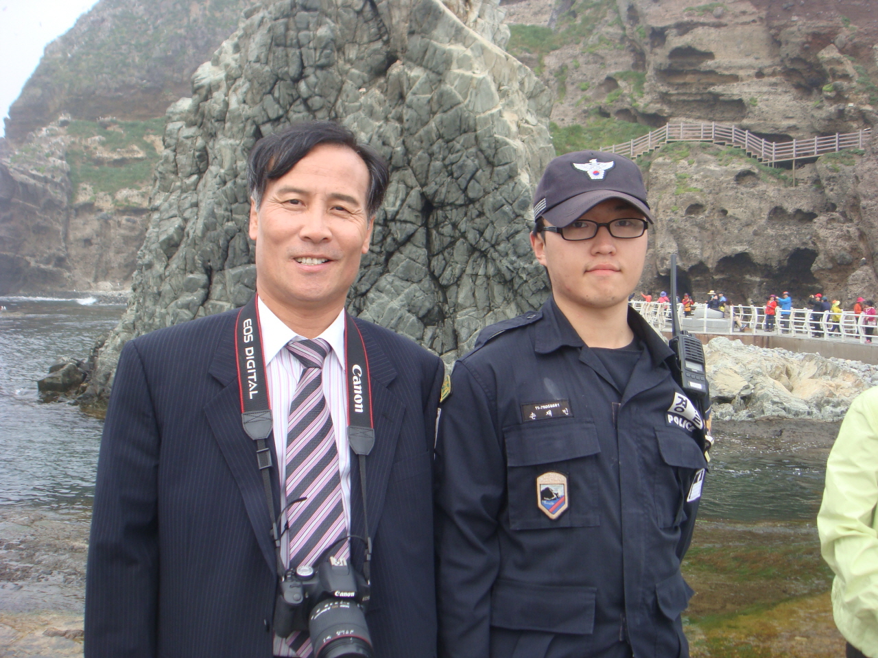 독도 거주자는 이장부부를 포함하여 7세대 8명이 있으며, 그 외 독도관리소 직원과 경북지방경찰청 소속 독도경비대원들이 섬을 지키고 있다. 특히 독도경비대원들은 배가 접안할 때 여러 명이 합심하여 밧줄을 당겨준다. 그때 “독도가 우리 땅”이라는 강한 연대의식을 느꼈다. 경비대원들은 독도를 찾아온 누구라도 친절하게 사진 촬영에 응해주어 좋은 이미지를 주고 있다.  