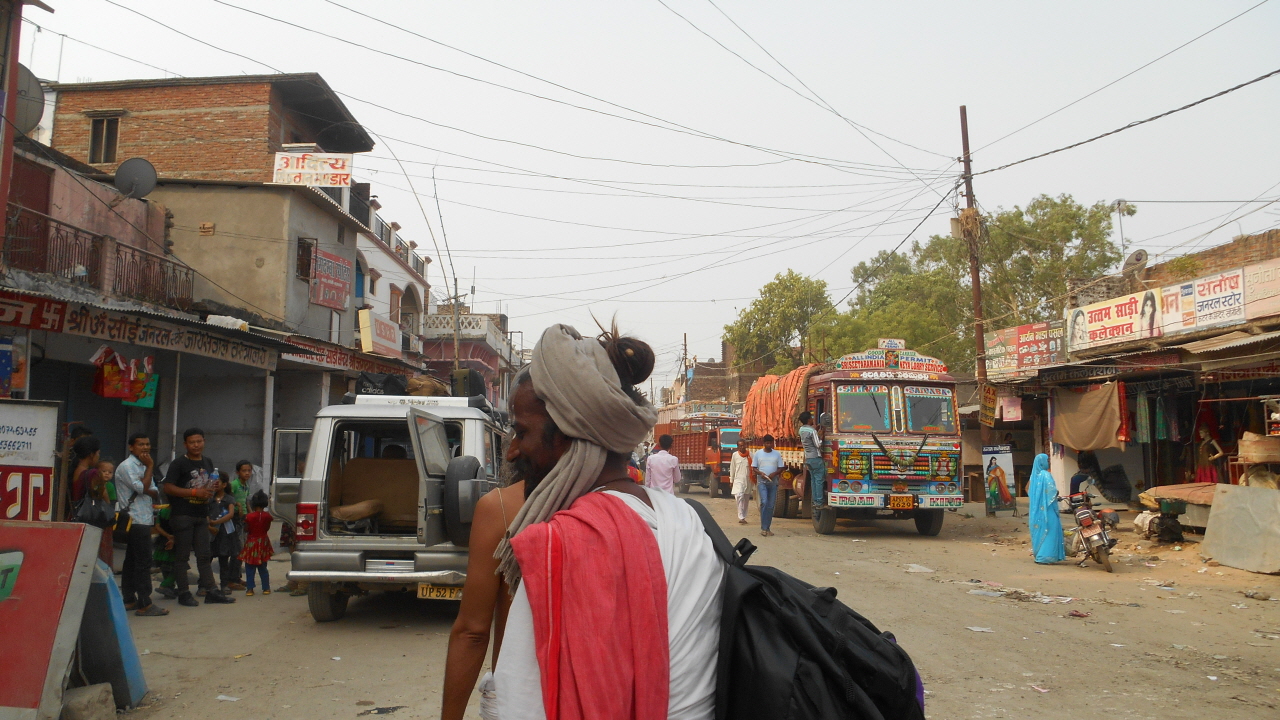  인도 네팔 국경 도시 소나울리. 도시 한폭판으로 한 수행자가 걸어가고 있다.