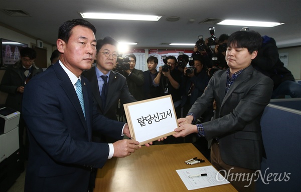 (가칭)개혁보수신당 황영철(왼쪽), 장제원 의원이 27일 오전 서울 여의도 새누리당사에서 집단 탈당계를 제출하고 있다.