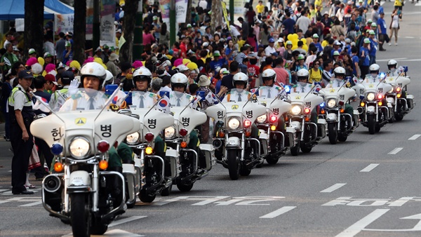 지난해 9월 20일 서울 반포대로에서 펼쳐진 서초강산퍼레이드에서 군 헌병대 사이드카가 행진하고 있다.