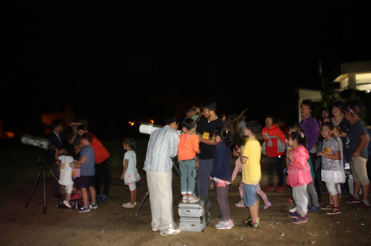 강원중학교 양성우 선생님을 모시고, 온마을의 학부모 교사 어린이들이 모여 별을 보고 놀았다. 저녁 시간에는 학부모들이 요리 솜씨를 뽐내 주셨다. 아이들은 별도 보고, 즐거운 놀이도 하며 즐거운 시간을 보냈다. 