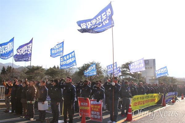 금속노조 경남지부는 27일 오후 한국지엠 창원공장앞에서 "한국지엠 창원공장 비정규직 해고저지와 3승계(고용, 근속, 노동조건)를 위한 결의대회"를 열었다.