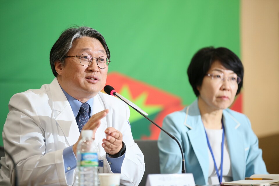 김민기 서울의료원장은 방사선 치료기를 서둘러 도입할 수 있도록 노력하고 있을 뿐만 아니라 환자들과 의사들이 더욱 신뢰하는 시스템을 만들기 위해 1년에 10명씩 진료과정 비디오 모니터링을 실시하고 있다고 설명했다.