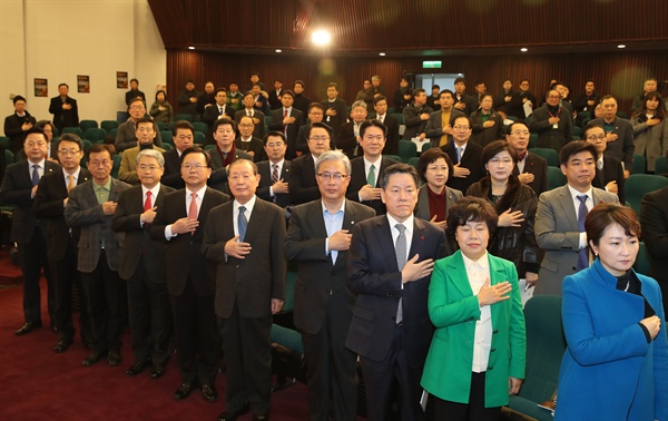   국민의당 김동철 비상대책위원장과 더불어민주당 김부겸 의원, 김원기 전 국회의장 등이 27일 국회도서관에서 열린 개헌토론회 '미완의 촛불 시민혁명 어떻게 완결할 것인가'에서 국기에 대한 경례를 하고 있다. 