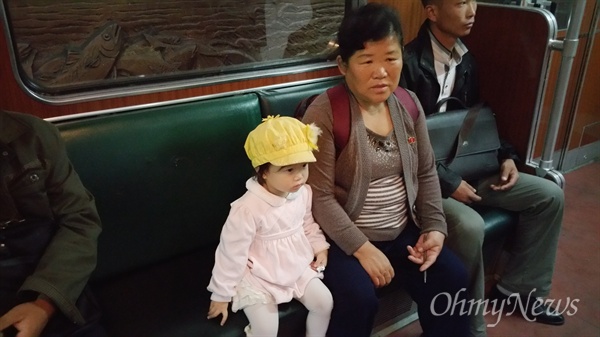 지하철에서 만난 한 할머니와 손녀.
