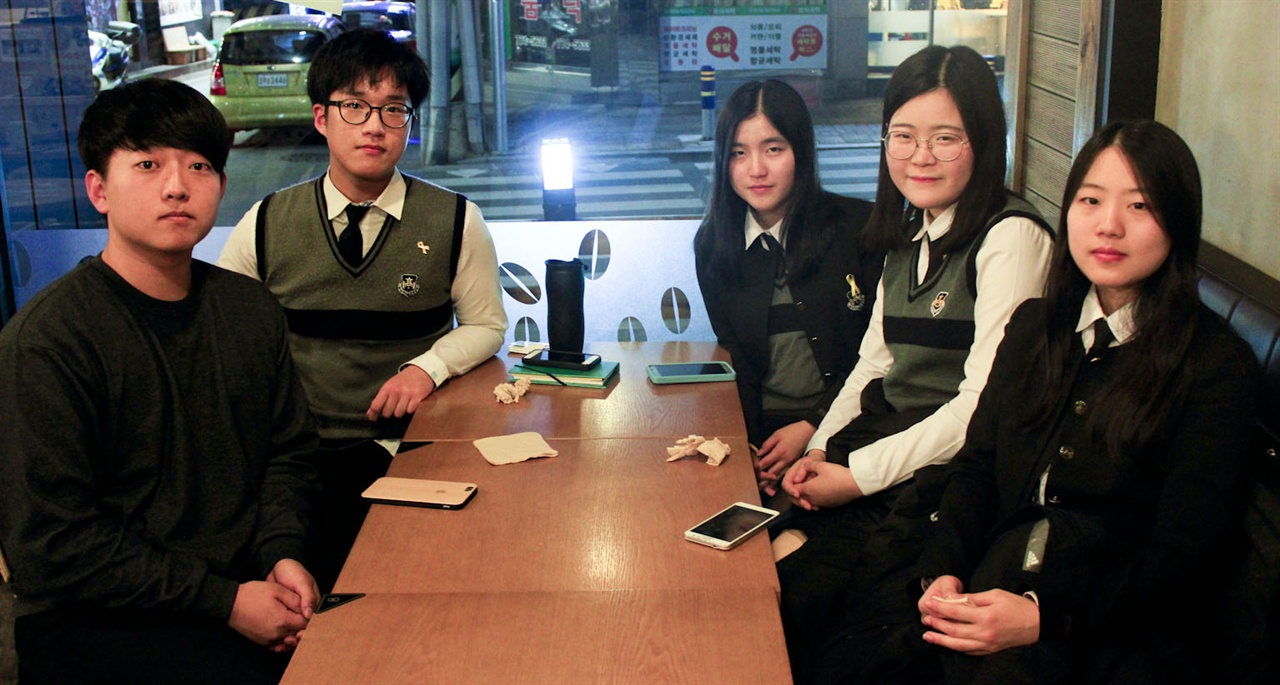 인터뷰에 응한 양평청소년 새행동 회원들. 오른쪽부터 성다훈씨, 노윤정씨, 전다현씨, 강진형씨, 정재하씨.