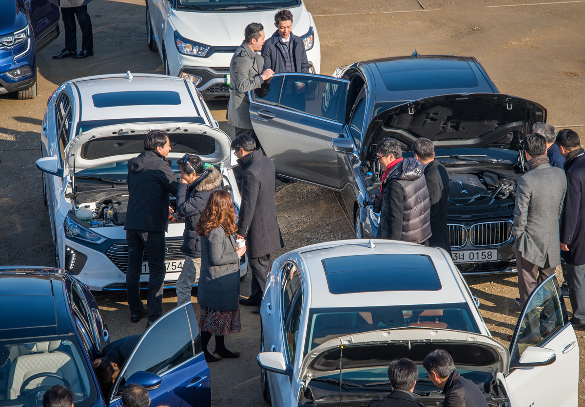사진은 지난해 한국자동차전문기자협회 회원들이 심사를 위해 '2017 올해의 차' 후보들을 꼼꼼히 살펴보고 있는 모습.