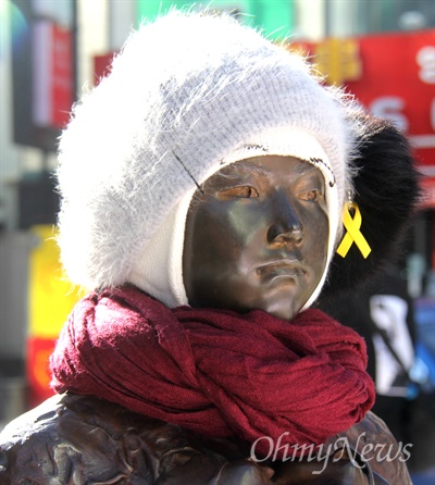  창원 마산오동동 인권자주평화다짐비에 모자와 목도리가 씌워져 있다.