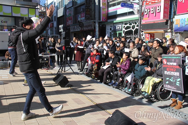  일본군‘위안부’한일합의무효화 경남행동은 28일 낮 12시 창원 마산오동동 인권자주평화다짐비 앞에서 ‘박근혜 적폐, 12.28굴욕적‘위안부’ 한일합의 폐기촉구 경남도민대회‘를 열었다.