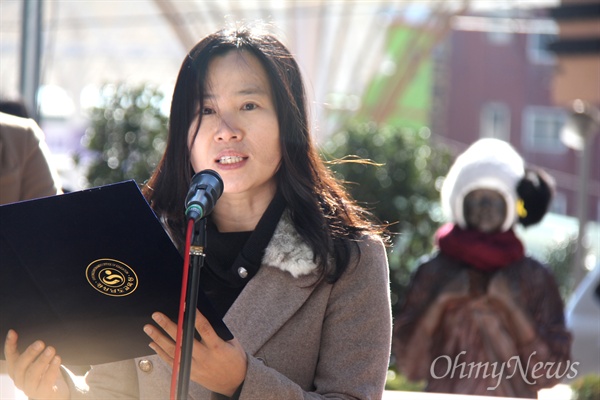  일본군‘위안부’한일합의무효화 경남행동이 28일 낮 12시 창원 마산오동동 인권자주평화다짐비 앞에서 연 ‘박근혜 적폐, 12.28굴욕적‘위안부’ 한일합의 폐기촉구 경남도민대회‘에서 문현숙 경남여성연대 대표가 대회사를 하고 있다.