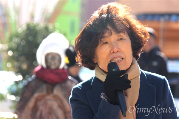  일본군‘위안부’한일합의무효화 경남행동이 28일 낮 12시 창원 마산오동동 인권자주평화다짐비 앞에서 연 ‘박근혜 적폐, 12.28굴욕적‘위안부’ 한일합의 폐기촉구 경남도민대회‘에서 이경희 일본군위안부할머니와함께하는 마산창원진해시민모임 대표가 경과보고하고 있다.