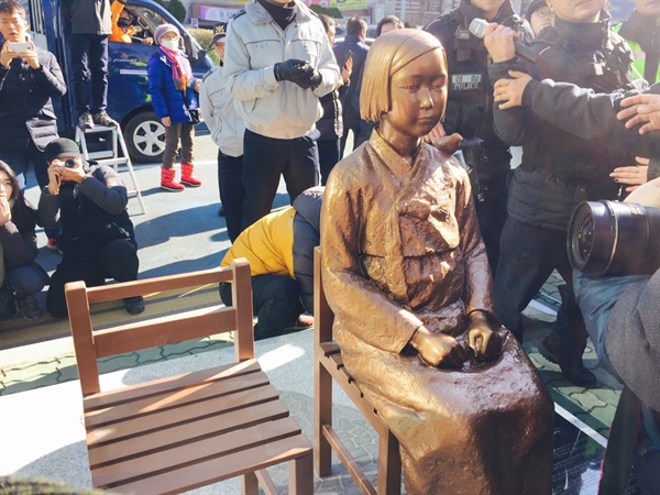 '미래세대가 세우는 평화의 소녀상 추진위원회'는 28일 부산 동구 일본영사관 후문 앞에 '평화의 소녀상'을 세웠다.
