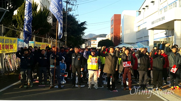민주노총 경남본부는 28일 오후 창원 마산자유무역지역 내 한국산연 앞에서 '정리해고 철회 결의대회'를 열었다.