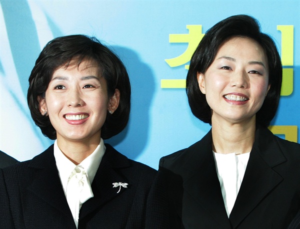 한나라당 조윤선 신임 대변인과 나경원 전 대변인(왼쪽)이 2008년 3월 17일 서울 여의도 당사에서 열린 임명장 수여식에서 활짝 웃고 있다.