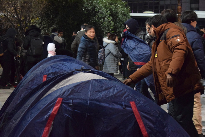 촛불집회 후 밤샘농성을 대비에 텐트를 치고 있다.
