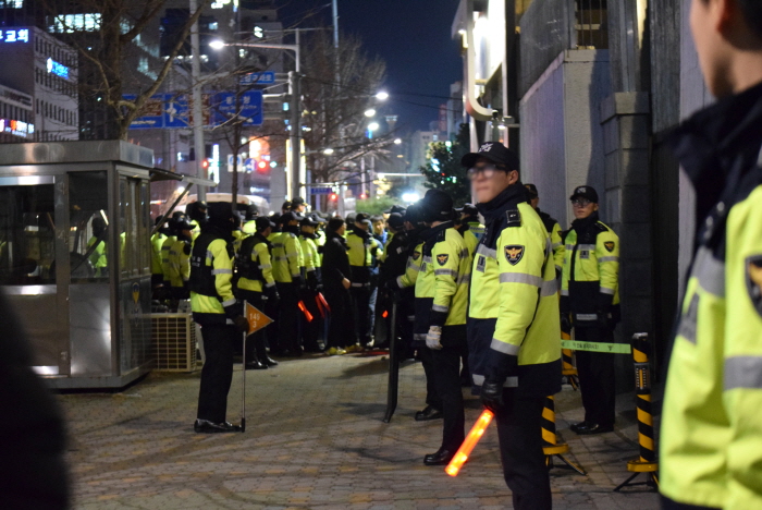 초량동 일본영사관 담벼락을 에워싼 대한민국 경찰
