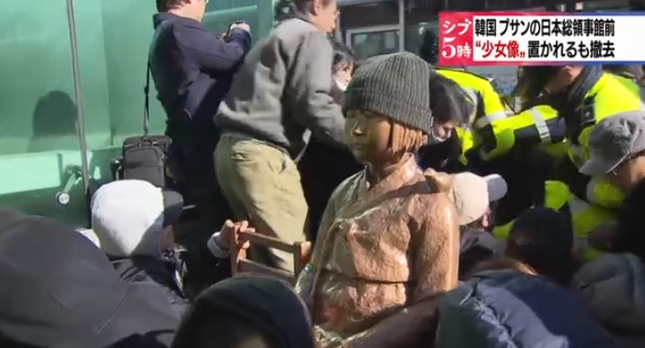부산의 일본영사관 앞 위안부 소녀상 설치와 철거를 보도하는 NHK 뉴스 갈무리.