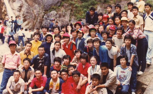 비룡폭포 아래서 이대부고 2-2반 학생들의 기념촬영(1980. 8.)