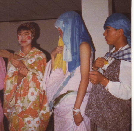 미스유니버스 출전자들(왼쪽부터 일본여인으로 분장한 박상빈, 인도여인으로 분장한 김홍걸, 아랍여인으로 분장한 명철규)