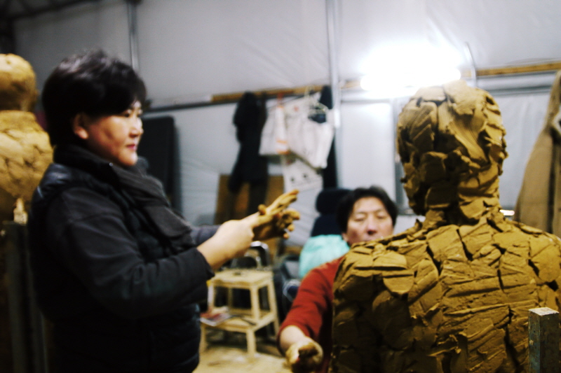 전쟁과여성인권 박물관에 세워질 작품의 흙작업에 몰두 중인 김서경, 김운성 작가