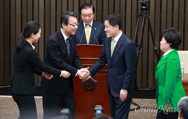  29일 오전 국민의당 의총에서 투표로 선출된 신임 주승용 원내대표(오른쪽에서 두번째)와 조배숙 정책위의장(맨 오른쪽)이 경쟁했던 김성식, 권은희 의원과 인사를 나누고 있다.